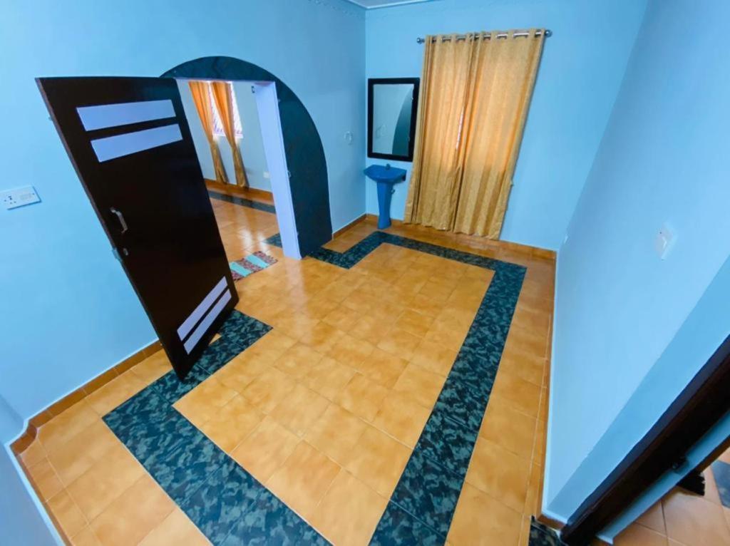 Готель Bob Leisure Уті Екстер'єр фото